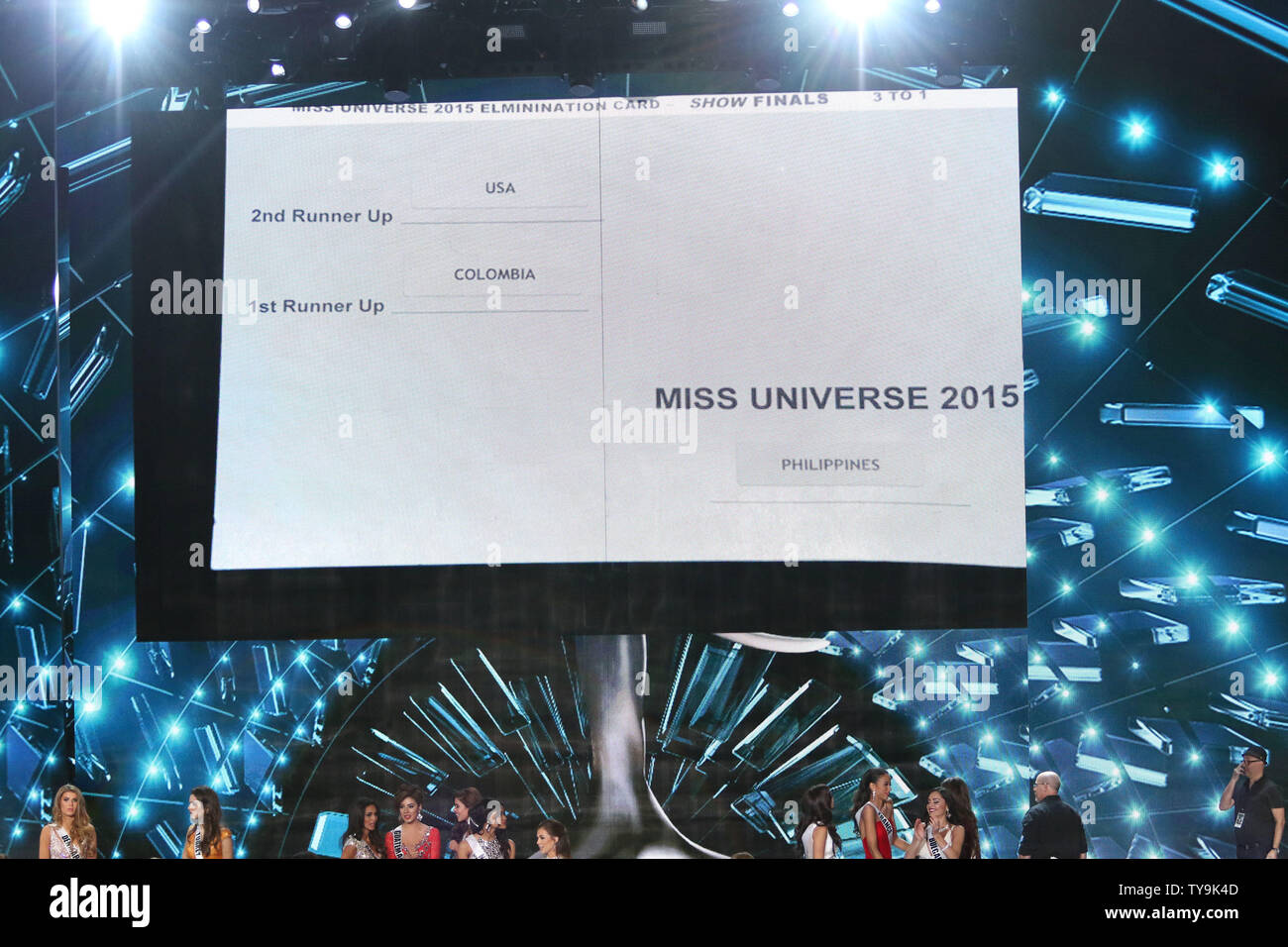Accueillir Steve Harvey's carte résultats officiels indiqués sur grand écran après la diffusion de la concurrence le défilé de Miss Univers au Planet Hollywood Resort & Casino à Las Vegas, Nevada le 20 décembre 2015. Photo de James Atoa/UPI Banque D'Images