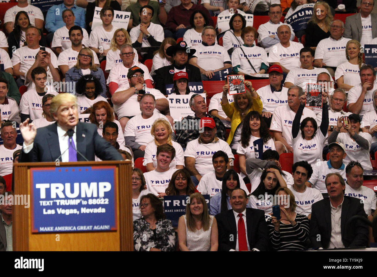 Fans pour candidat présidentiel républicain Donald Trump affichant les couvertures des magazines de Donald Trump lors d'un rassemblement électoral à South Point Arena de Las Vegas, Nevada le 22 février 2016. Photo de James Atoa/UPI Banque D'Images