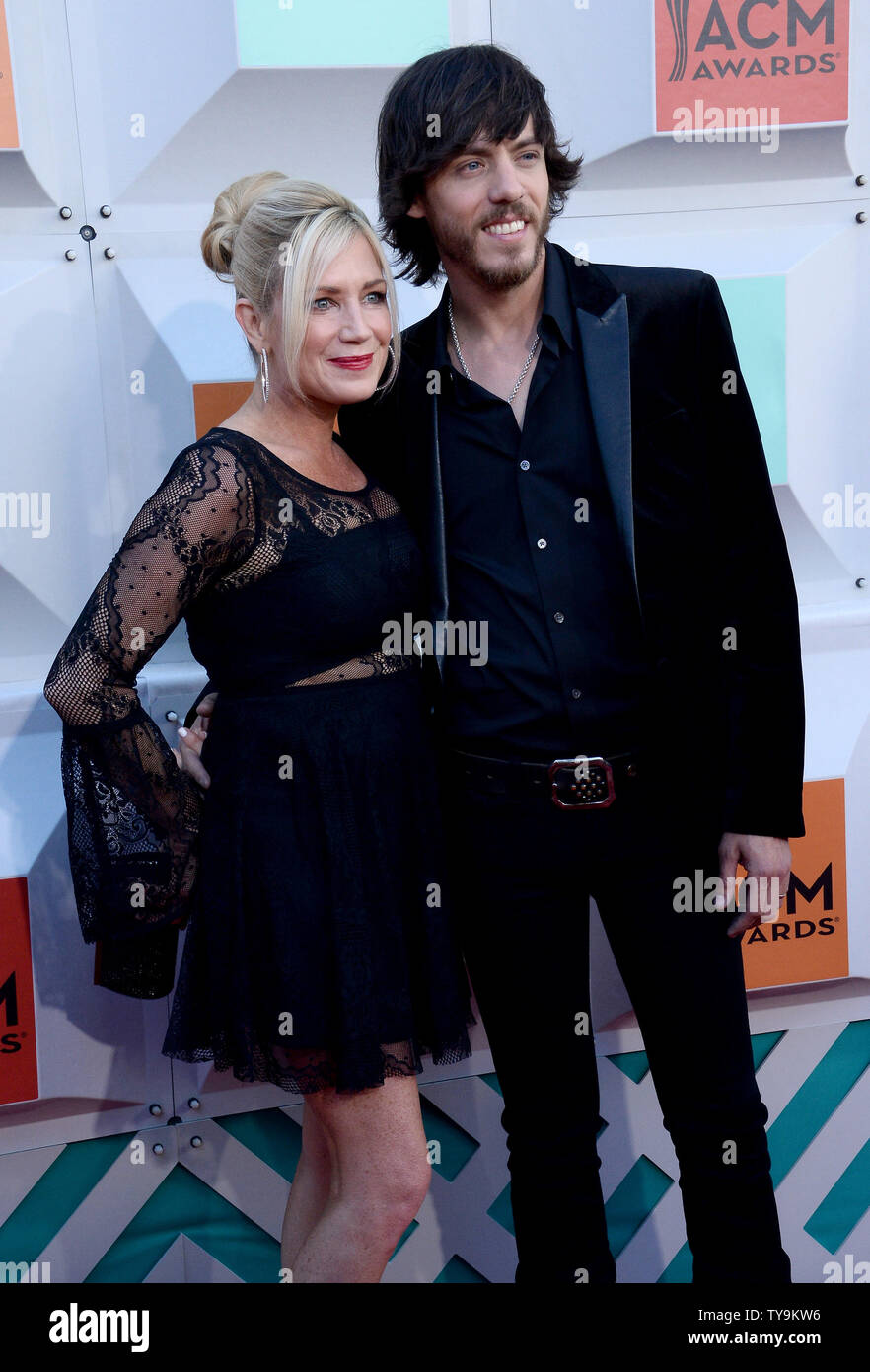 Singer Chris Janson (R) et Kelly Lynn assister à la 51e assemblée annuelle Academy of Country Music Awards qui a eu lieu au MGM Grand Arena de Las Vegas, Nevada le 3 avril 2016. Photo par Jim Ruymen/UPI Banque D'Images