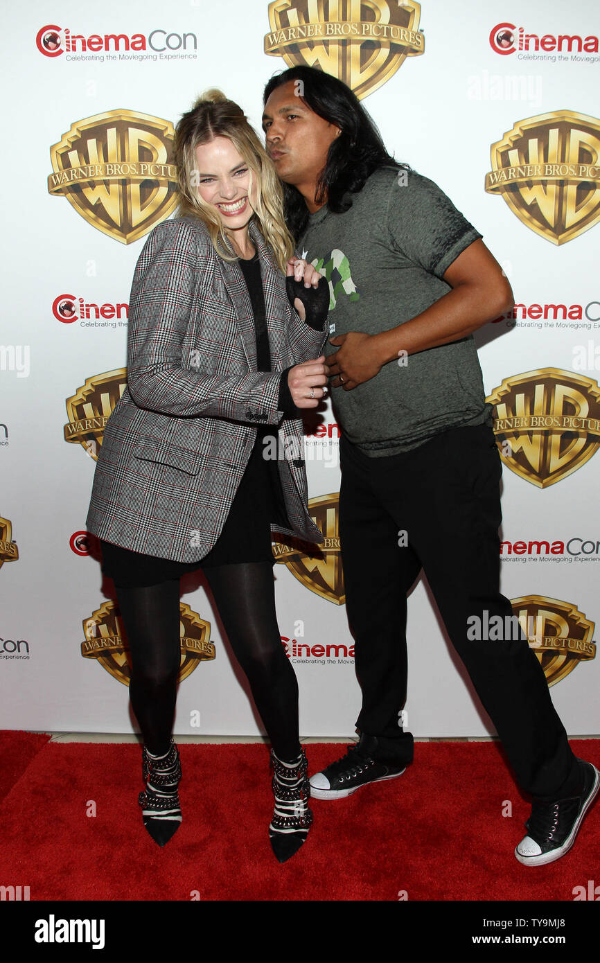 Margot Robbie et Adam Beach arrivent pour la Warner Bros Pictures Présentation au CinemaCon 2016, le Colosseum du Caesars Palace, Las Vegas, Nevada le 12 avril 2016. Photo de James Atoa/UPI Banque D'Images