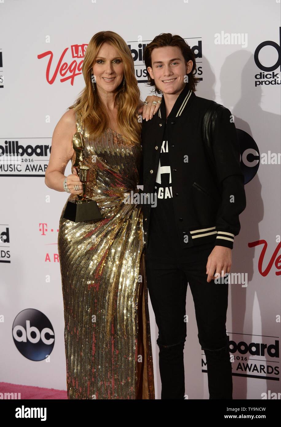 La chanteuse Céline Dion et son fils René-charles Angelil backstage avec son icône apparaît dans le Billboard Music Awards annuel tenu à T-Mobile Arena de Las Vegas, Nevada le 22 mai 2016. Photo par Jim Ruymen/UPI Banque D'Images