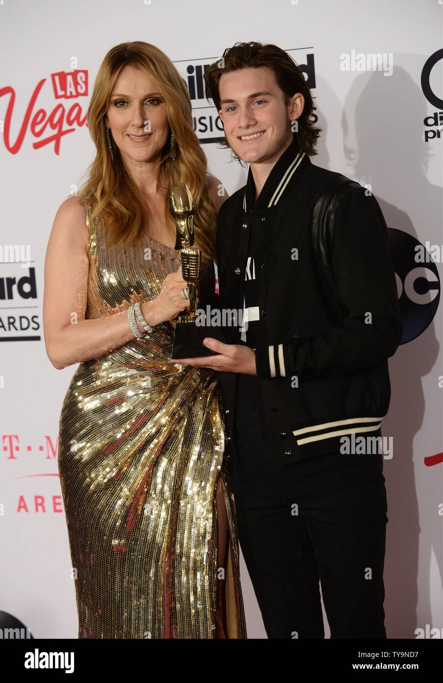 La chanteuse Céline Dion et son fils René-charles Angelil backstage avec son icône apparaît dans le Billboard Music Awards annuel tenu à T-Mobile Arena de Las Vegas, Nevada le 22 mai 2016. Photo par Jim Ruymen/UPI Banque D'Images