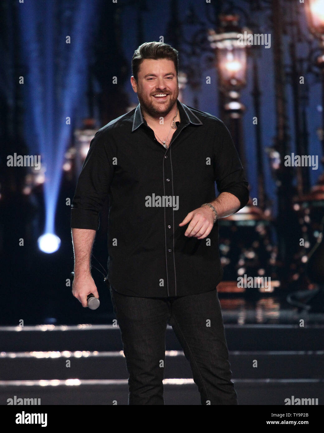 La chanteuse de country Chris Young sur scène pendant le concours Miss USA à concurrence T-Mobile Arena de Las Vegas, Nevada le 5 juin 2016. Photo de James Atoa/UPI Banque D'Images