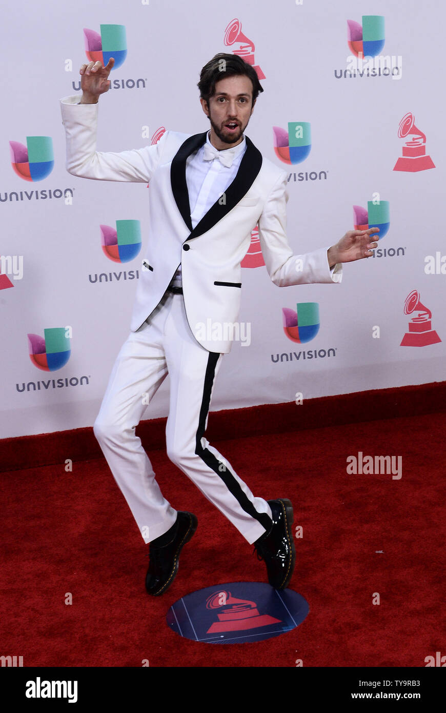 Esteman arrive sur le tapis rouge pour la 17e édition de Latin Grammy Awards à T-Mobile Arena de Las Vegas, Nevada le 17 novembre 2016. Photo par Jim Ruymen/UPI Banque D'Images