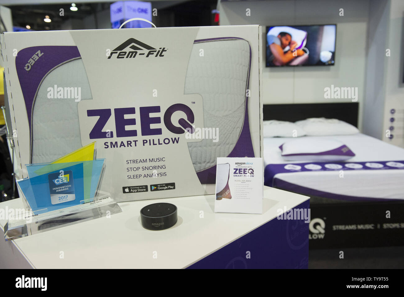 Le ZEEQ oreiller intelligent est affiché au Sands Expo, à l'International  CES 2017, une foire commerciale de l'électronique grand public à Las Vegas,  Nevada, le 6 janvier 2017. Le ZEEQ music, analyse