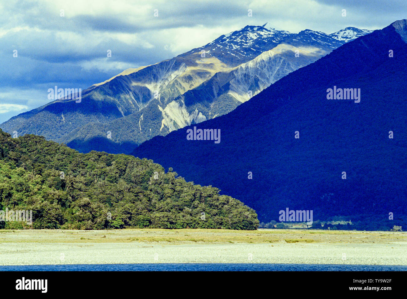 Nouvelle Zélande, île du Sud. Près de Queenstown, un paysage aride et majestueux. Photo : © Simon Grosset. Archive : image numérisé à partir d'un original transpa Banque D'Images