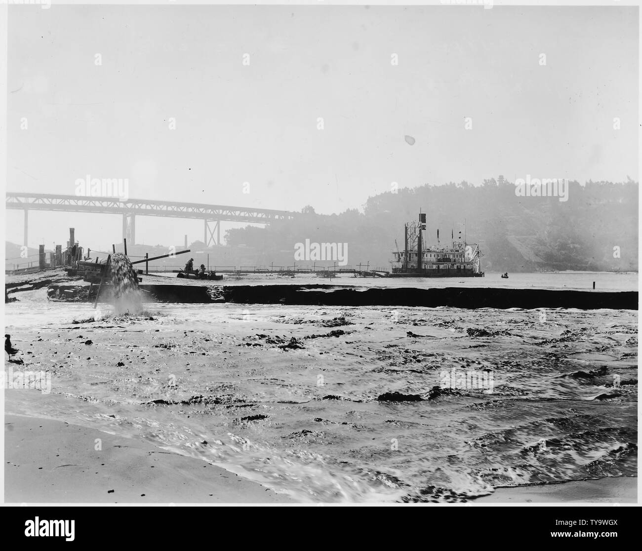 N° 39 Sortie de hauts-fonds de Yerba Buena Dredge Sacramento 9 Avril, 1936 11:00am heure ; Portée et contenu : l'île de Yerba Buena est dans l'arrière-plan. Le Sacramento, connu sous le nom d'un pipe-line dredge, siphonné les sédiments du plancher océanique à partir d'un emplacement et pompé vers un autre. Banque D'Images