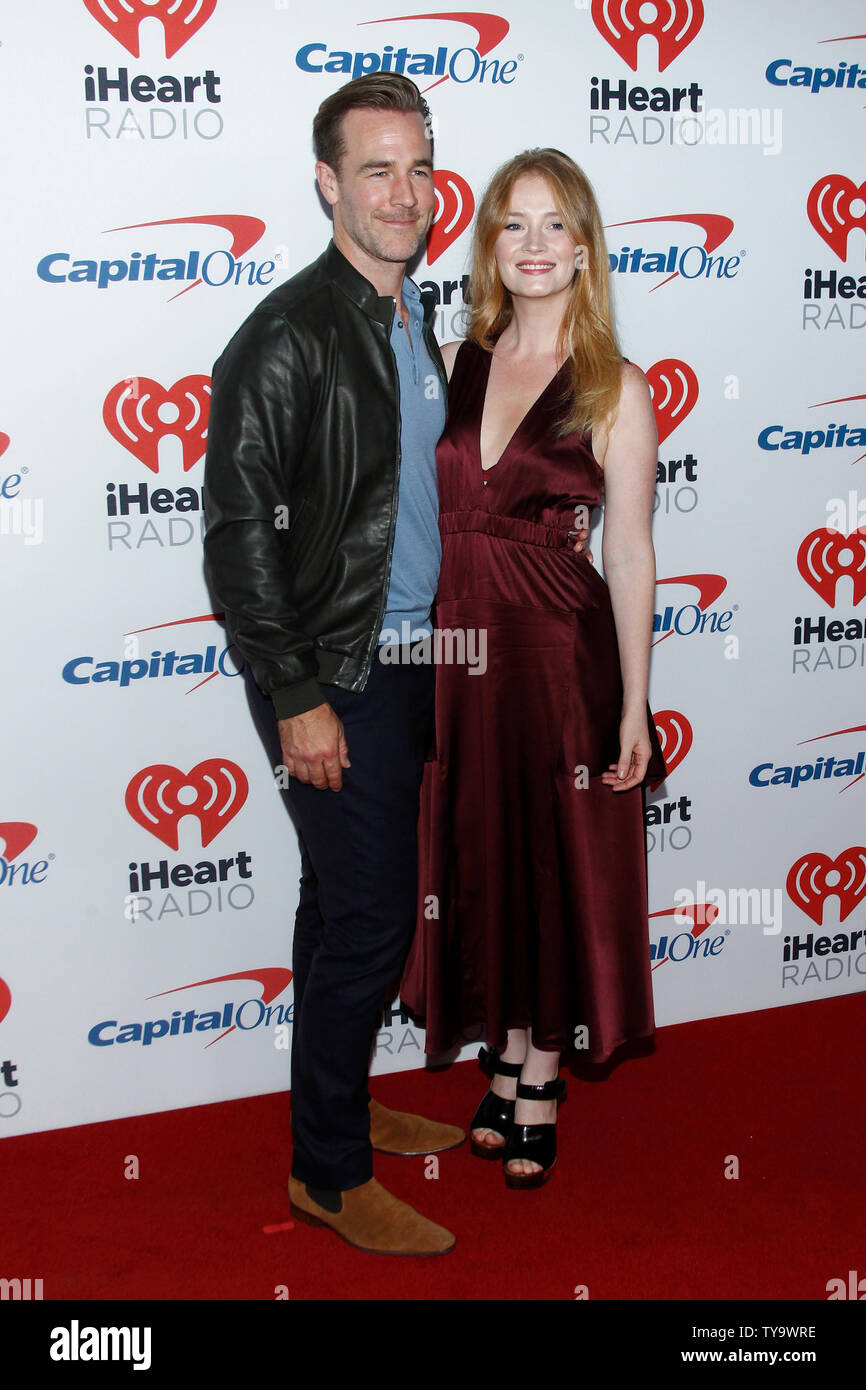 James Van Der Beek et Kimberly Brook arrivent pour le iHeartRadio Music Festival à la T-Mobile Arena de Las Vegas, Nevada le 22 septembre 2017. Photo de James Atoa/UPI Banque D'Images