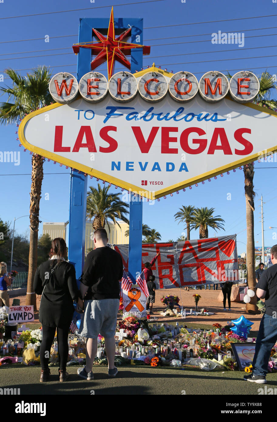 Les gens paient leurs égards pour les morts victimes de la Route 91 Harvest Festival de musique lors d'une prise de masse érigée sous le memorial Bienvenue historique à Las Vegas sign Vendredi, 6 octobre, 2017, à Las Vegas. Un homme armé a ouvert le feu sur le festival, laissant 58 morts et plus de 500 blessés dimanche dernier. Photo de Ronda Churchill/UPI Banque D'Images