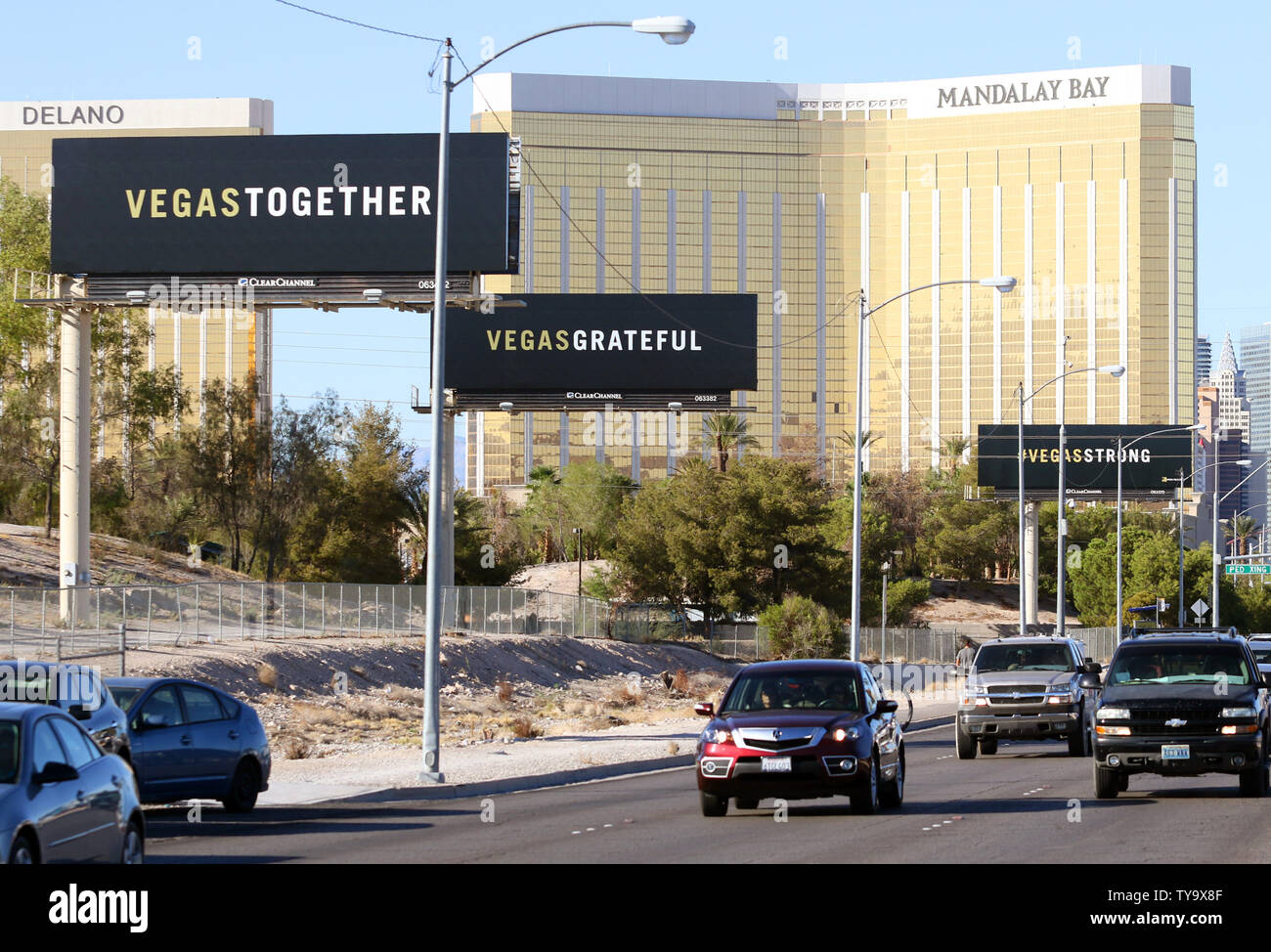 Les panneaux publicitaires sont affichés sur Las Vegas Boulevard près de Mandalay Bay Resort and Casino et à côté de l'historique Bienvenue à Las Vegas sign Vendredi, 6 octobre, 2017, à Las Vegas. Un homme armé a ouvert le feu sur la Route 91 Harvest Festival de musique country, laissant 58 morts et plus de 500 blessés à Las Vegas Dimanche 1er octobre. Photo de Ronda Churchill/UPI Banque D'Images