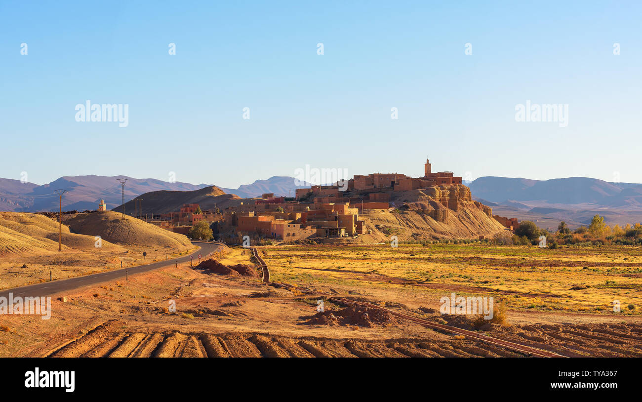 Ait Benhaddou au Maroc avec Atlas montagnes en arrière-plan Banque D'Images