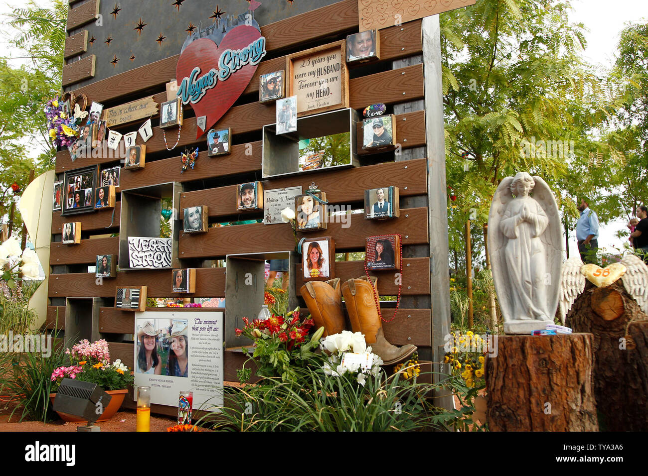 Le but de photos du 58 victimes de la Route 91 de prise de masse sur l'affichage à la 'guérison' Memorial Gardens sur le premier anniversaire de la tradegy, à Las Vegas, Nevada le 1 Oct, 2018. Photo de James Atoa/UPI Banque D'Images