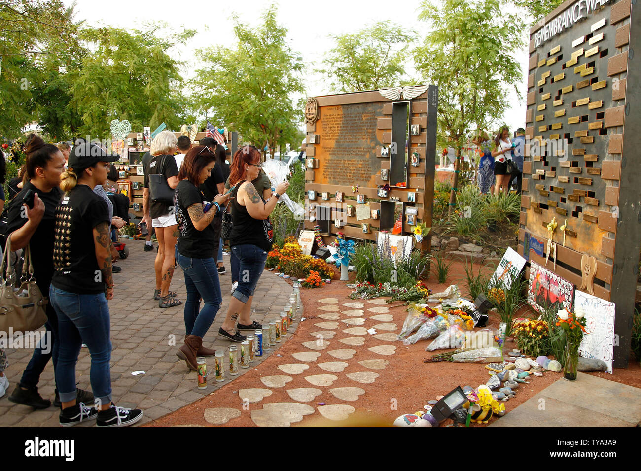 La famille, les amis et les survivants voir le nouveau "mur" Souvenir gravée avec les noms des 58 victimes tuées au cours de la Route 91, de prise de masse sur l'affichage à la 'guérison' Memorial Gardens sur le premier anniversaire, à Las Vegas, Nevada le 1 Oct, 2018. Photo de James Atoa/UPI Banque D'Images