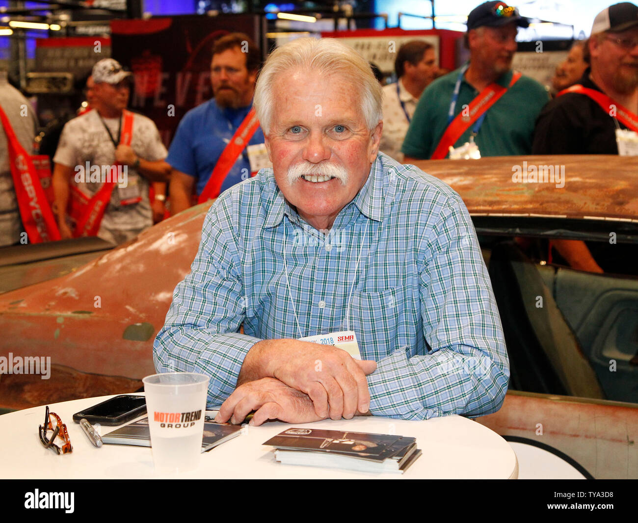 Wayne Carini, la star de 'Chasing Classic Cars', signe des autographes au cours de la SEMA Show 2018, au centre des congrès de Las Vegas à Las Vegas, Nevada, le 31 octobre 2018. Photo de James Atoa/UPI Banque D'Images