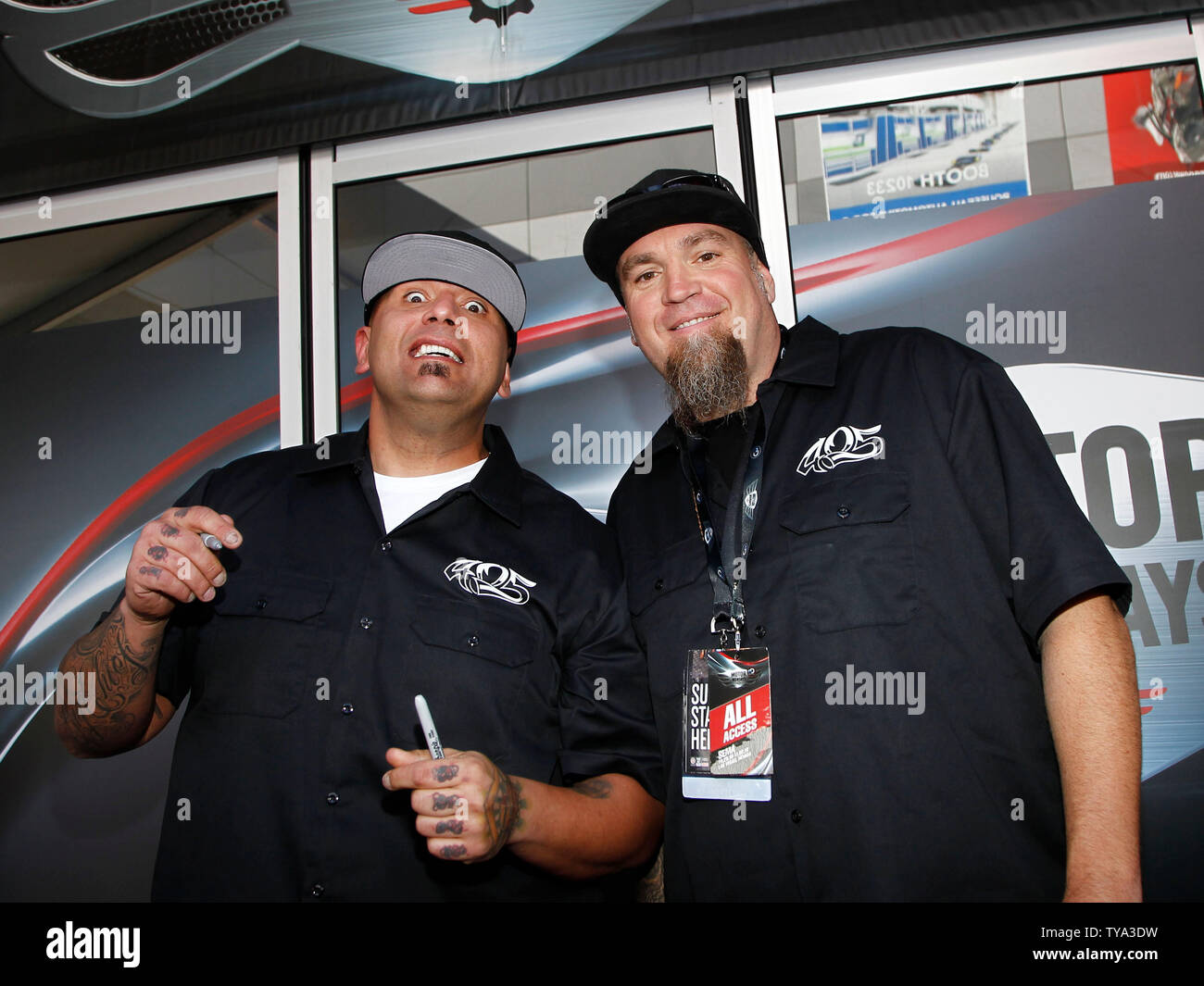 Vedettes de télé-réalité (L) Justin 'Grand Chef' Shearer et meilleur ami, Shawn "meurtre Nova' Ellington de 'Street' Outlaws posent pour une photo au Discovery Channel's stand pendant le salon SEMA 2018, au centre des congrès de Las Vegas à Las Vegas, Nevada, le 31 octobre 2018. Photo de James Atoa/UPI Banque D'Images