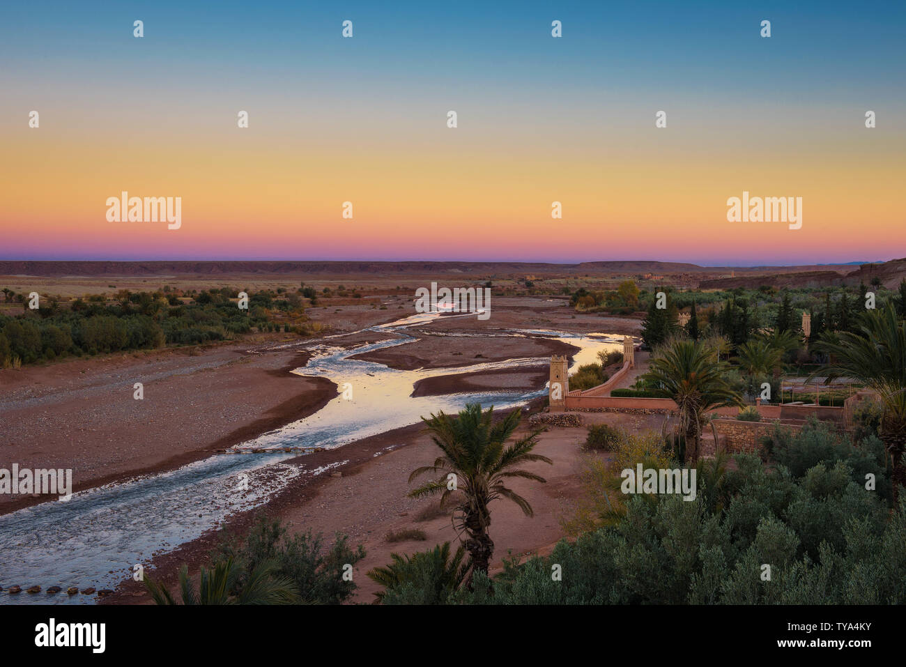 Asif Ounila river à Ait Benhaddou au Maroc vu au coucher du soleil Banque D'Images