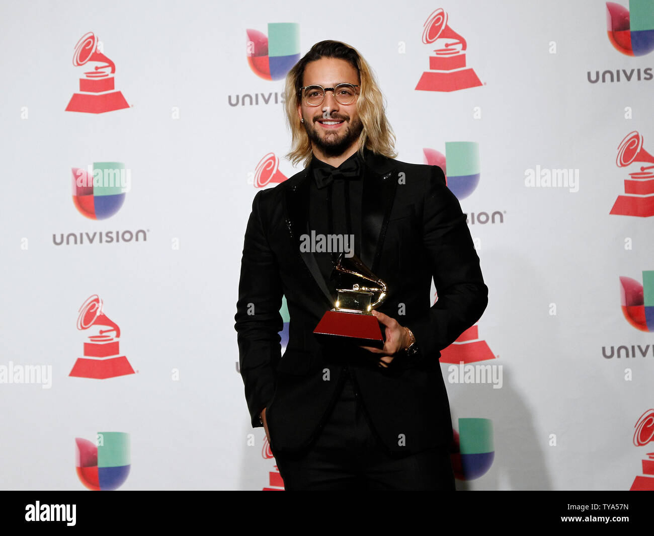 Maluma apparaît avec le backstage award du meilleur album vocal pop contemporaine pour 'F.A.M.E." au cours de la 19e édition Latin Grammy Awards au MGM Garden Arena de Las Vegas, Nevada le 15 novembre 2018. Photo de James Atoa/UPI Banque D'Images