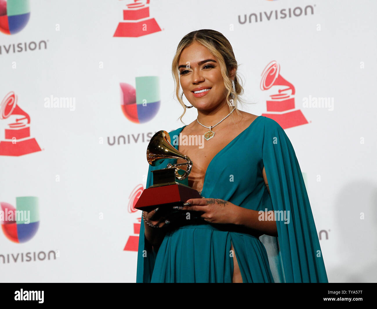 Karol G apparaît backstage avec l'award du meilleur nouvel artiste au cours de la 19e édition Latin Grammy Awards au MGM Garden Arena de Las Vegas, Nevada le 15 novembre 2018. Photo de James Atoa/UPI Banque D'Images