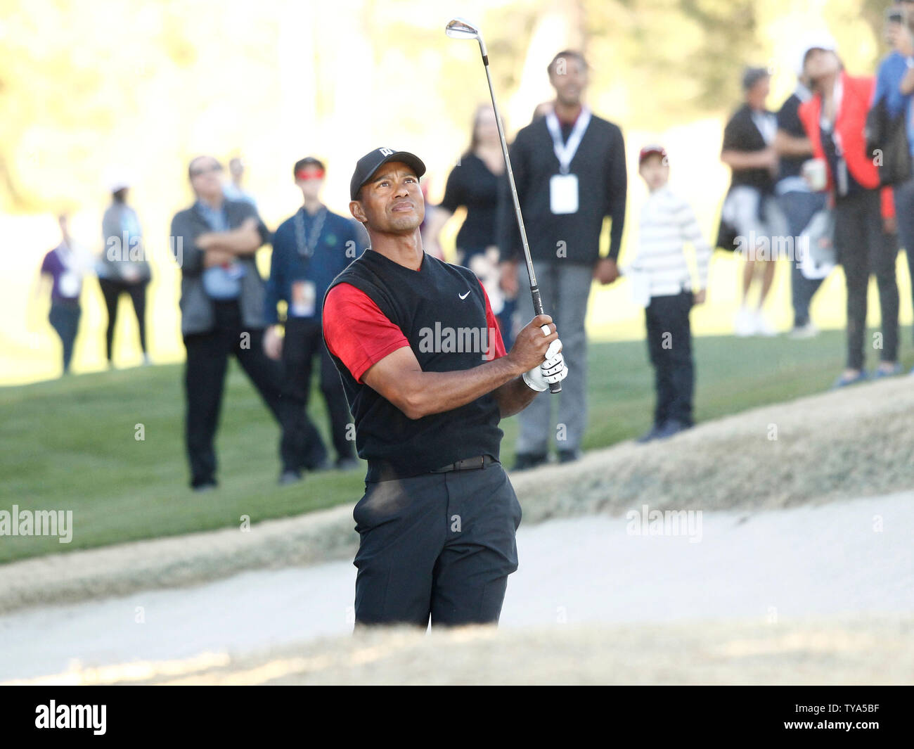 Tiger Woods fait un shot de la treizième hole bunker lors d'un pay-per-view gagnant-prendre-tous les 9 millions de dollars avec match golf Phil Mickelson à Shadow Creek Golf Course à Las Vegas, Nevada le 23 novembre 2018. Photo de James Atoa/UPI Banque D'Images