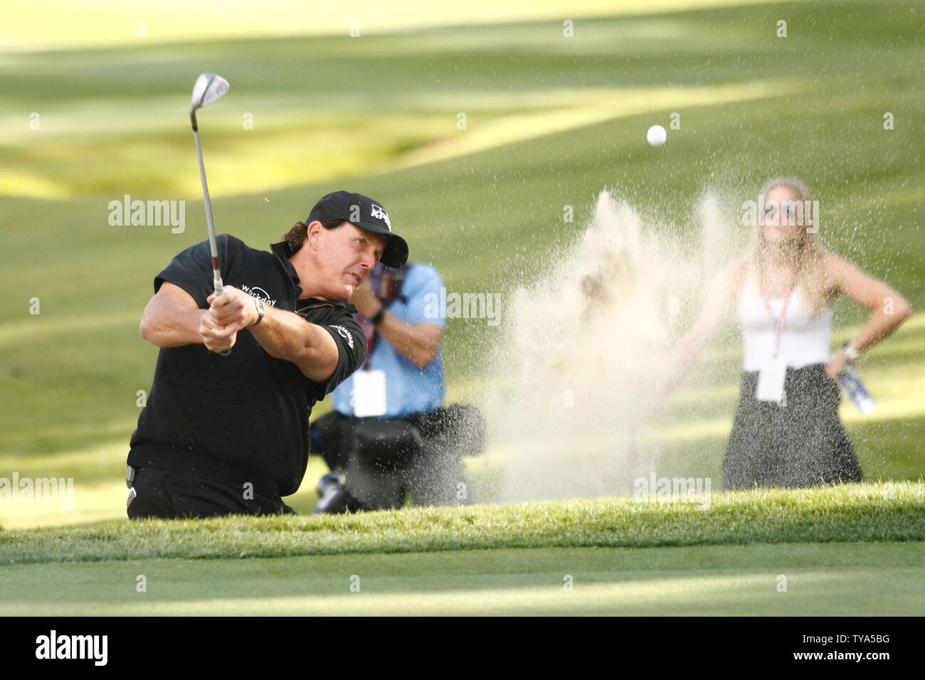 Phil Mickelson fait un shot du sable bunker sur le neuvième trou vert pendant ses chaînes à la gagnant-prendre-tous les 9 millions de dollars match de golf avec Tiger Woods à Shadow Creek Golf Course à Las Vegas, Nevada le 23 novembre 2018. Photo de James Atoa/UPI Banque D'Images