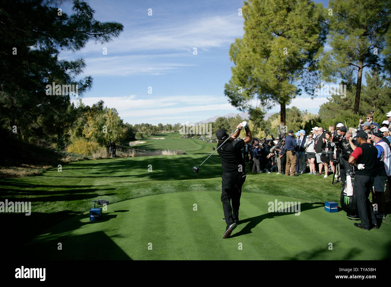 Phil Mickelson tees off à la troisième trou de ses chaînes à la gagnant-prendre-tous les 9 millions de dollars contre rival de longue date de golf Tiger Woods à Shadow Creek Golf Course à Las Vegas, Nevada le 23 novembre 2018. Photo de James Atoa/UPI Banque D'Images