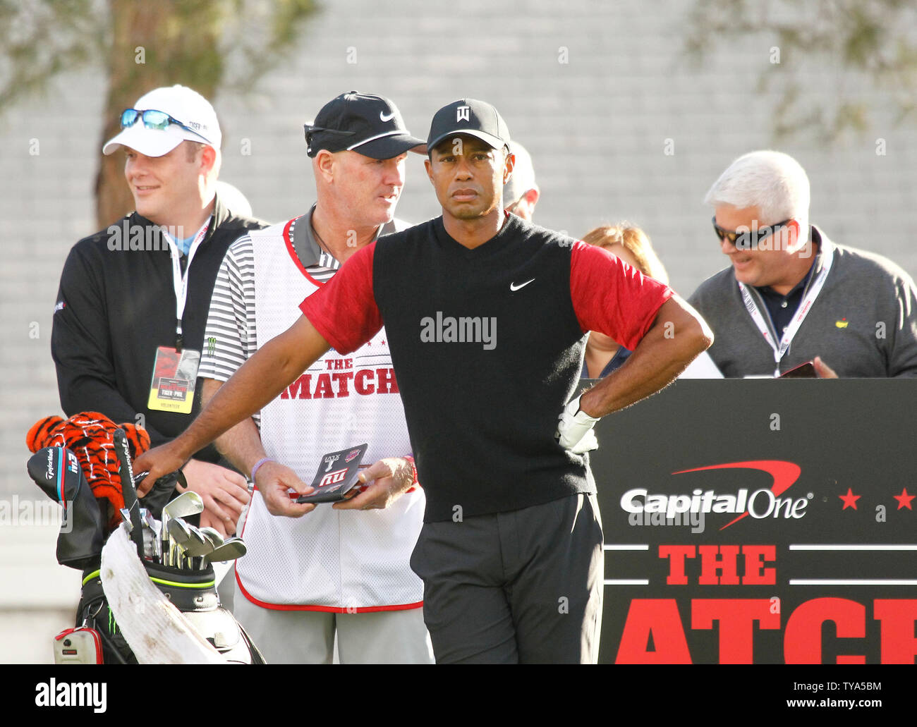 Tiger Woods s'appuie contre son sac de golf en attendant de tee off à la dixième orifice pendant un pay-per-view gagnant-prendre-tous les 9 millions de dollars avec match golf Phil Mickelson à Shadow Creek Golf Course à Las Vegas, Nevada le 23 novembre 2018. Photo de James Atoa/UPI Banque D'Images