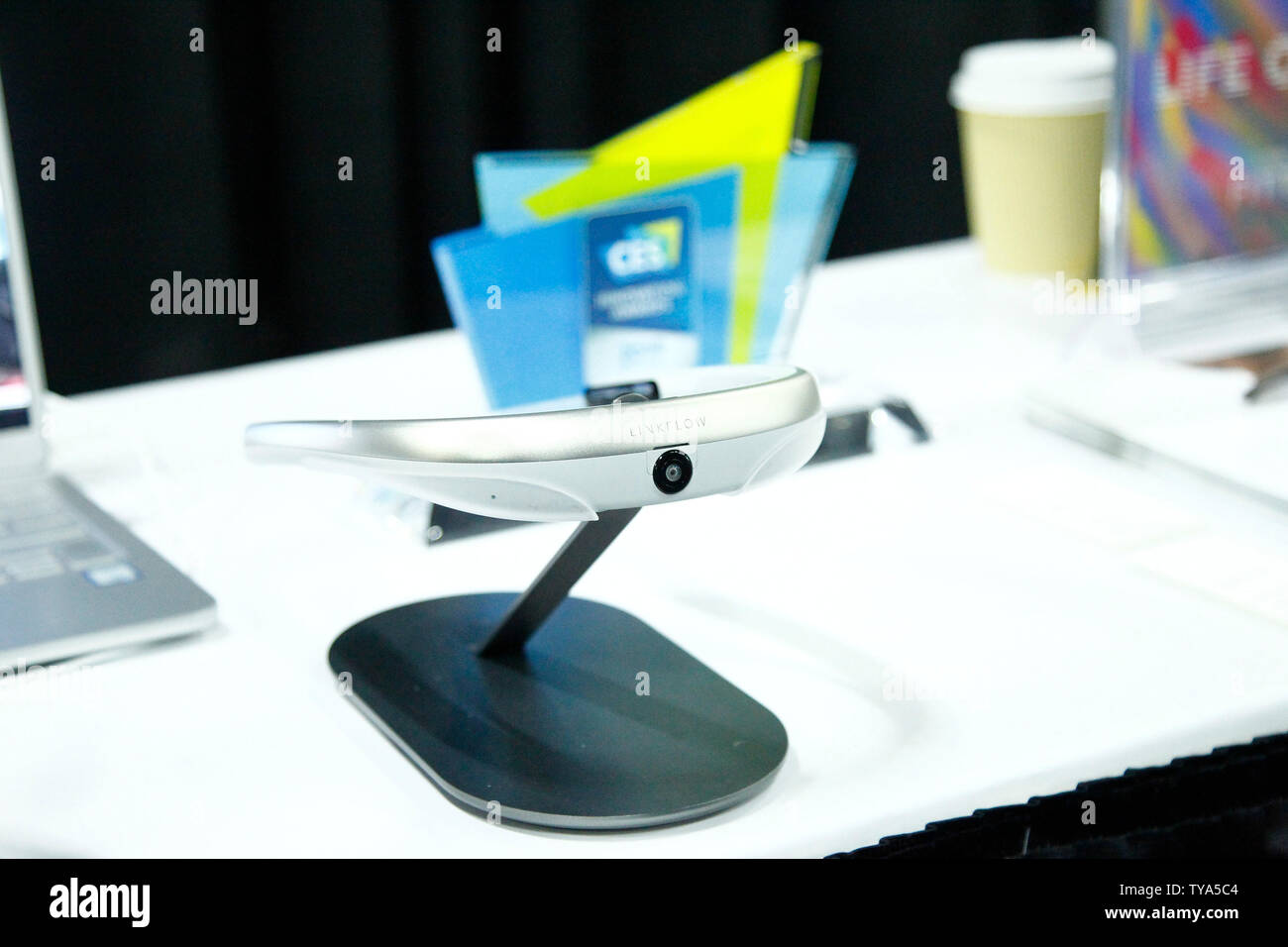 Le FITT360 par Linkflow, inc., le premier portable 360 appareil photo au cou de l'afficheur pendant le 'CES' dévoilé au cours de l'événement médiatique international CES 2019, au Mandalay Bay Convention Center de Las Vegas, Nevada, le 6 janvier 2019. Photo de James Atoa/UPI Banque D'Images