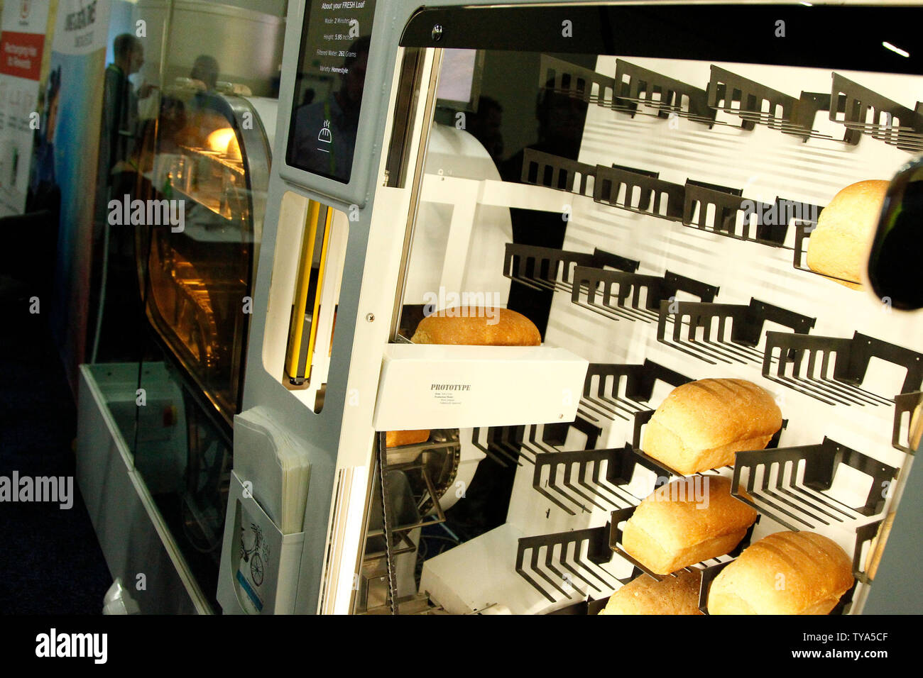 Une vue de l'Breadbot, une boulangerie et un mini distributeur automatique par le Wilkinson Baking Company de l'afficheur pendant l'International CES 2019, au Mandalay Bay Convention Center de Las Vegas, Nevada, le 6 janvier 2019. Photo de James Atoa/UPI Banque D'Images