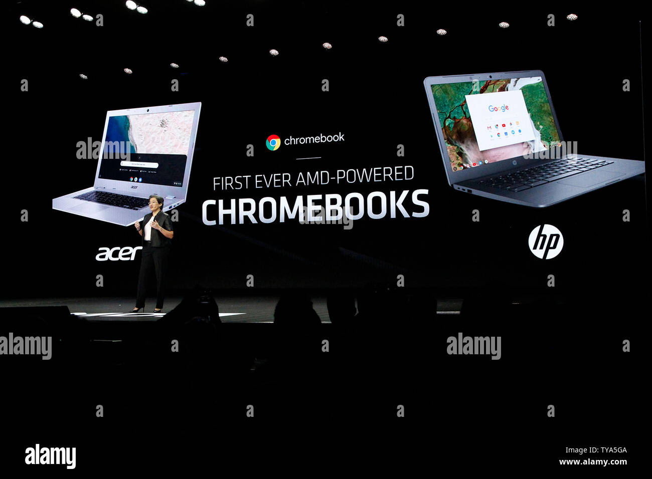 Dr Lisa Su, président et chef de l'AMD annonce sur scène la première AMD-powered Chromebooks durant une présentation Keynote au CES International 2019, au Sands Convention Center à Las Vegas, Nevada, le 9 janvier 2019. Photo de James Atoa/UPI Banque D'Images