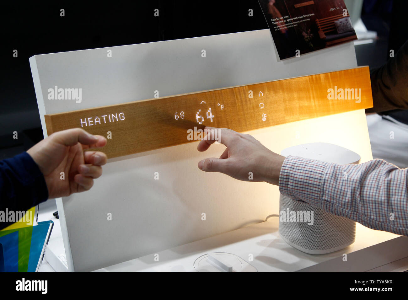 Voici l'interface MUI, une 'smart' planche de bois qui se connecte à Internet et vous permet de contrôler votre maison, en démonstration au salon international CES 2019, au Sands Convention Center à Las Vegas, Nevada, le 11 janvier 2019. La lumière LED tactile de l'écran d'affichage est couvert par une fine couche de bois et sert d'accueil smart hub contrôle sans méfiance. Photo de James Atoa/UPI Banque D'Images