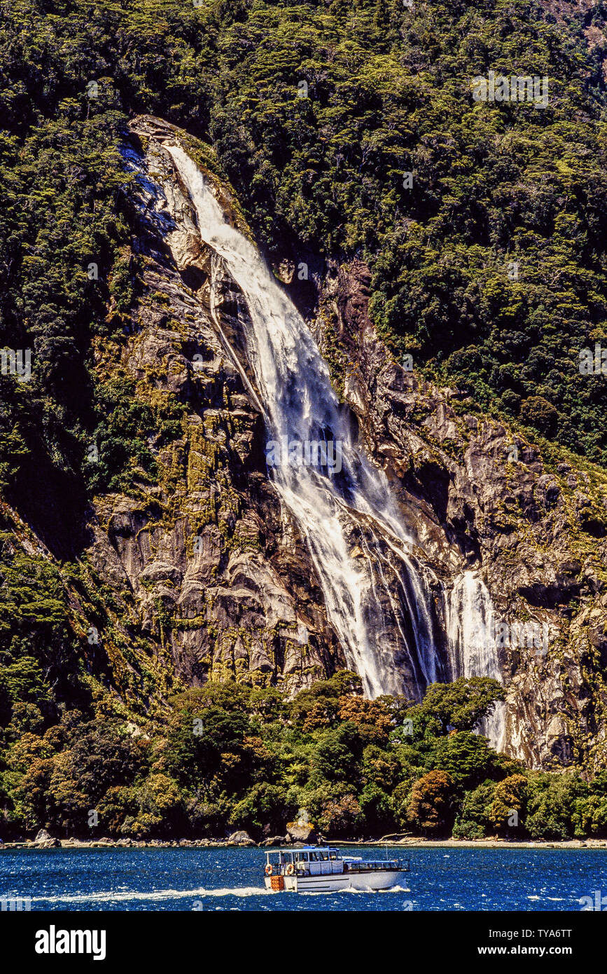 Nouvelle Zélande, île du Sud. Milford Sound / Piopiotahi est un fjord dans le sud-ouest de l'Ile du Sud de la Nouvelle Zélande, dans le Parc National de Fiordland, Piopi Banque D'Images