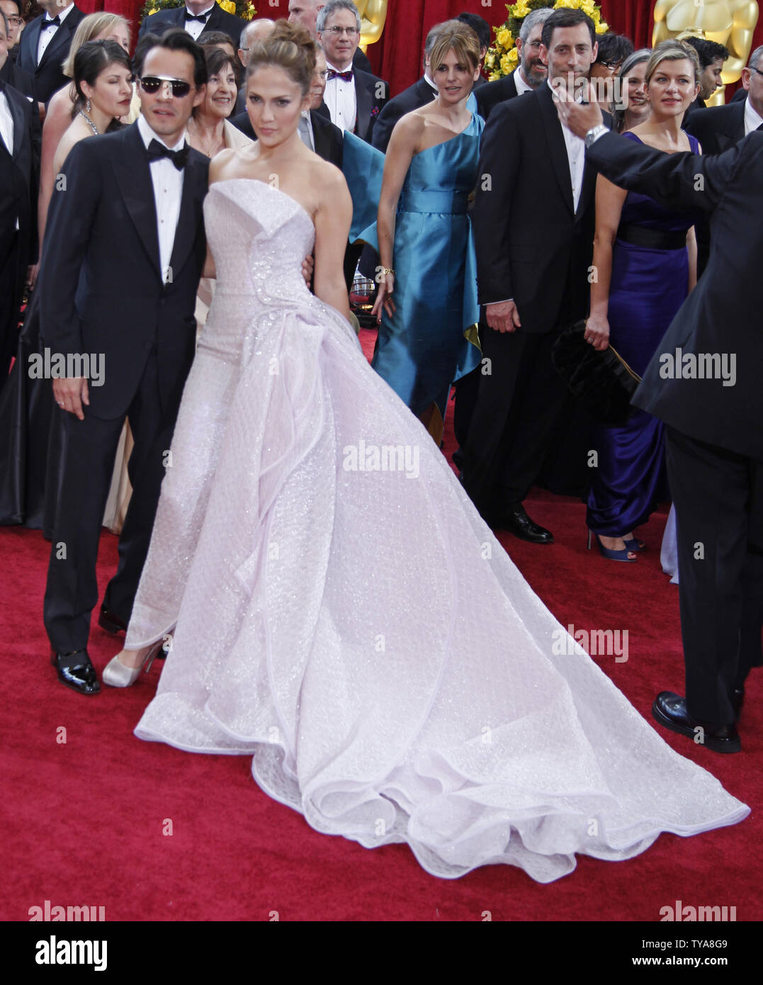 Marc Anthony et Jennifer Lopez arrivent sur le tapis rouge à la 82e soirée des Oscars à Hollywood le 7 mars 2010. UPI/David Silpa Banque D'Images