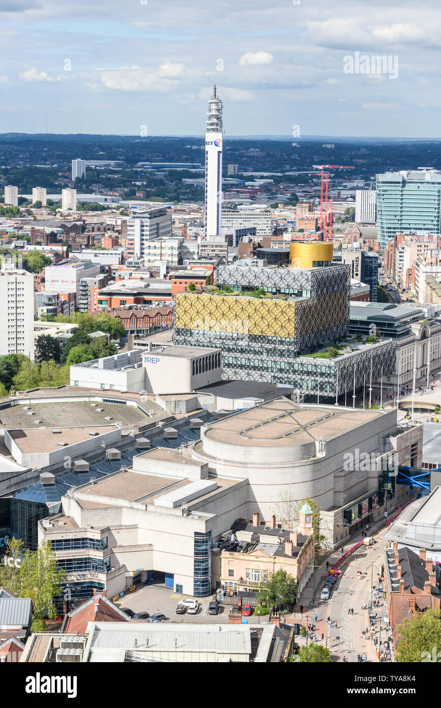 Vue aérienne de Birmingham Broad Street à la direction du centre-ville. Sur la photo, la bibliothèque, le Rep theatre, BT Tower la CPI et Symphony Hall. Banque D'Images
