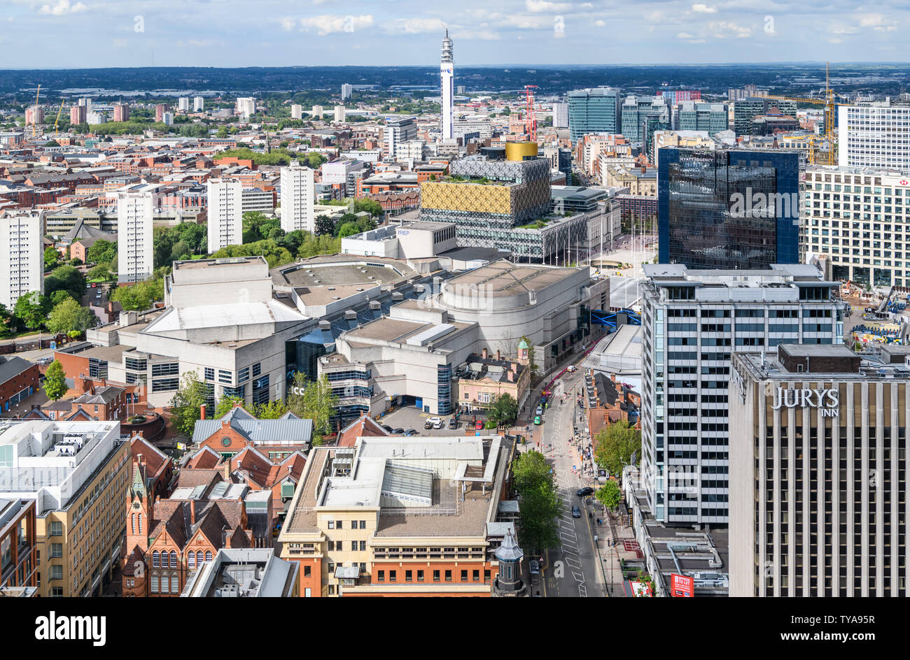 Vue aérienne de Birmingham Broad Street à la direction du centre-ville. Sur la photo, la bibliothèque, le Rep theatre, BT Tower la CPI et Symphony Hall. Banque D'Images