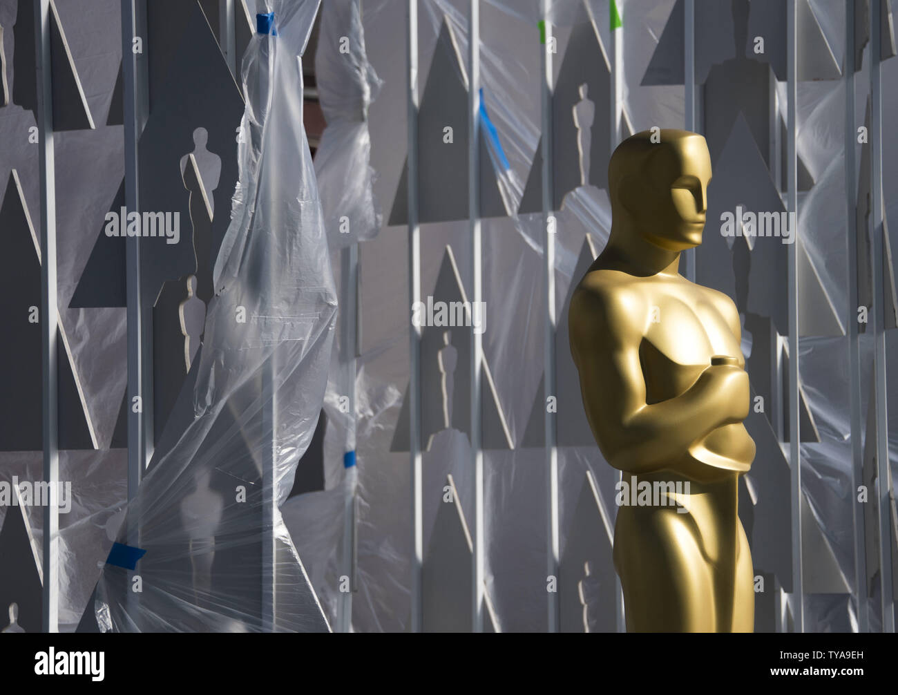 Une statue d'Oscar est perçu comme les préparatifs sont en cours pour la 89e Academy Awards annuels dans la section Hollywood de Los Angeles le 24 février 2017. Les Academy Awards 2017 aura lieu ce dimanche 25 février. Photo par Kevin Dietsch/UPI Banque D'Images