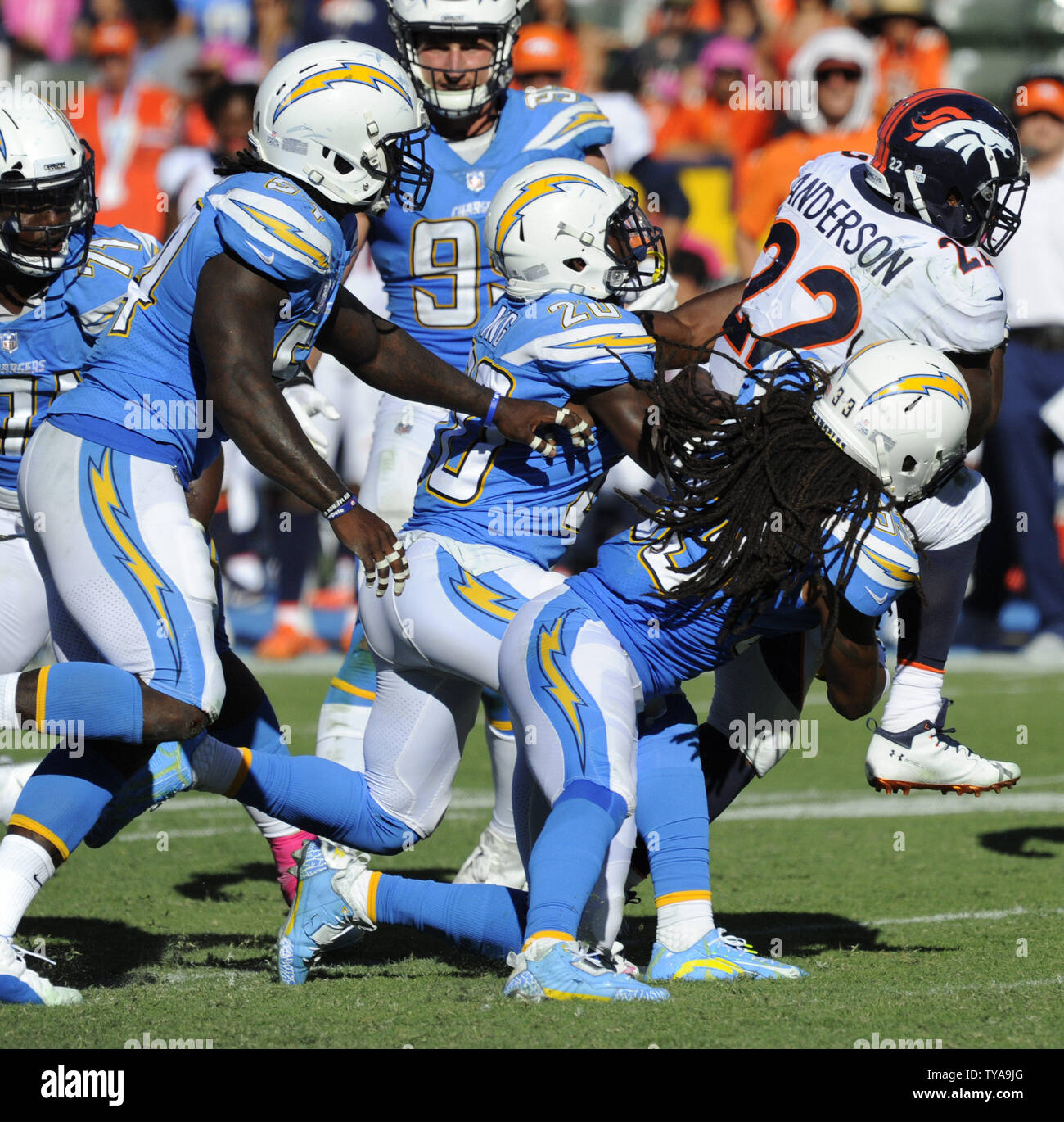 Denver Broncos C.J. Anderson est arrêté par le Los Angeles Chargers dans la deuxième moitié de l'StubHub Center de Carson, en Californie le 22 octobre 2017. Les chargeurs a gagné 21 à 0. Photo par Lori Shepler/UPI Banque D'Images