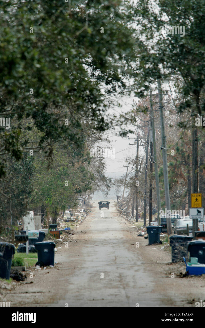 Un humvee militaire bloque la fin d'une rue résidentielle bordée d'débris suite à l'ouragan Katrina le mercredi, Septembre 14, 2005 à Long Beach, mademoiselle la Croix-Rouge estime que plus d'un tiers des quelque 171 000 habitations dans le Mississippi six départements côtiers ont été détruits. (Photo d'UPI/Billy Suratt) Banque D'Images