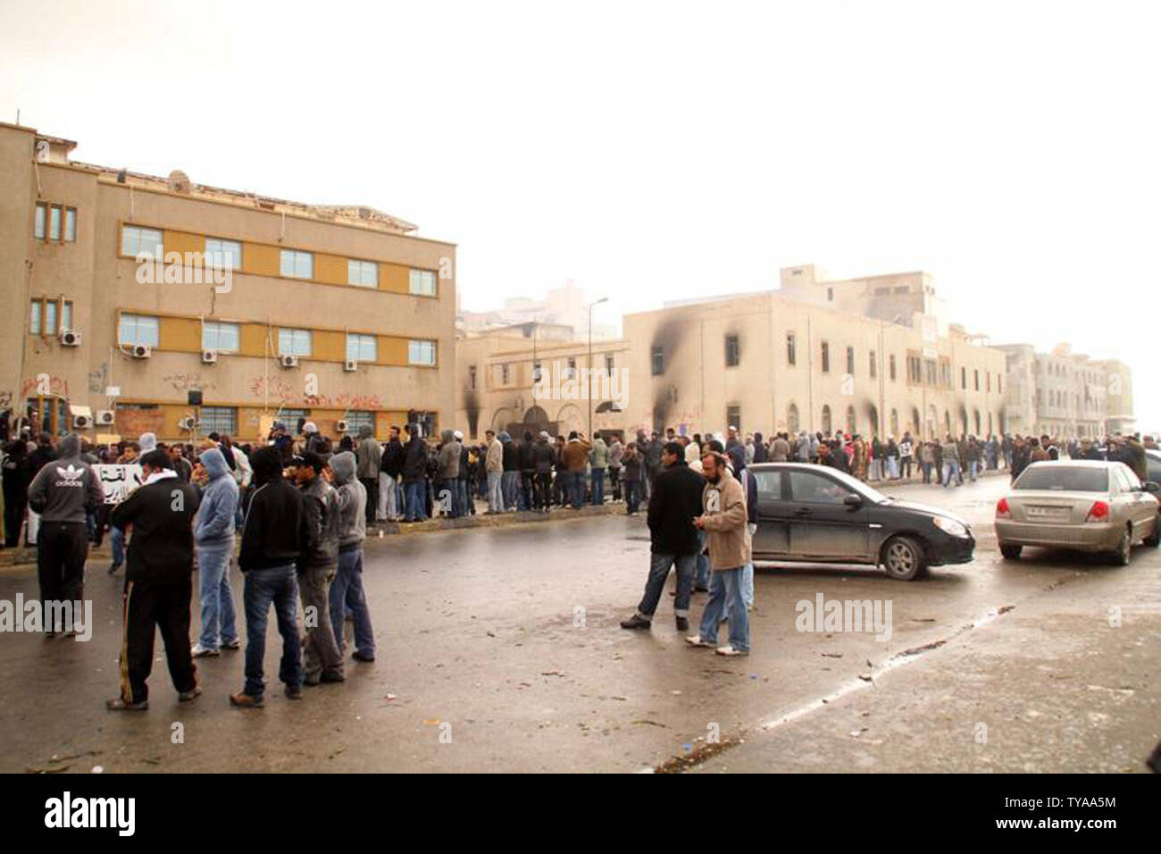 Libyens montrent pour la dépose du dirigeant libyen Mouammar Kadhafi le 25 février 2011 à Benghazi, en Libye. L'euphorie dans la deuxième ville de Libye Benghazi a fait place à une inquiétude croissante qu'il reste vulnérable à une contre-attaque par les forces de Kadhafi. UPI Banque D'Images