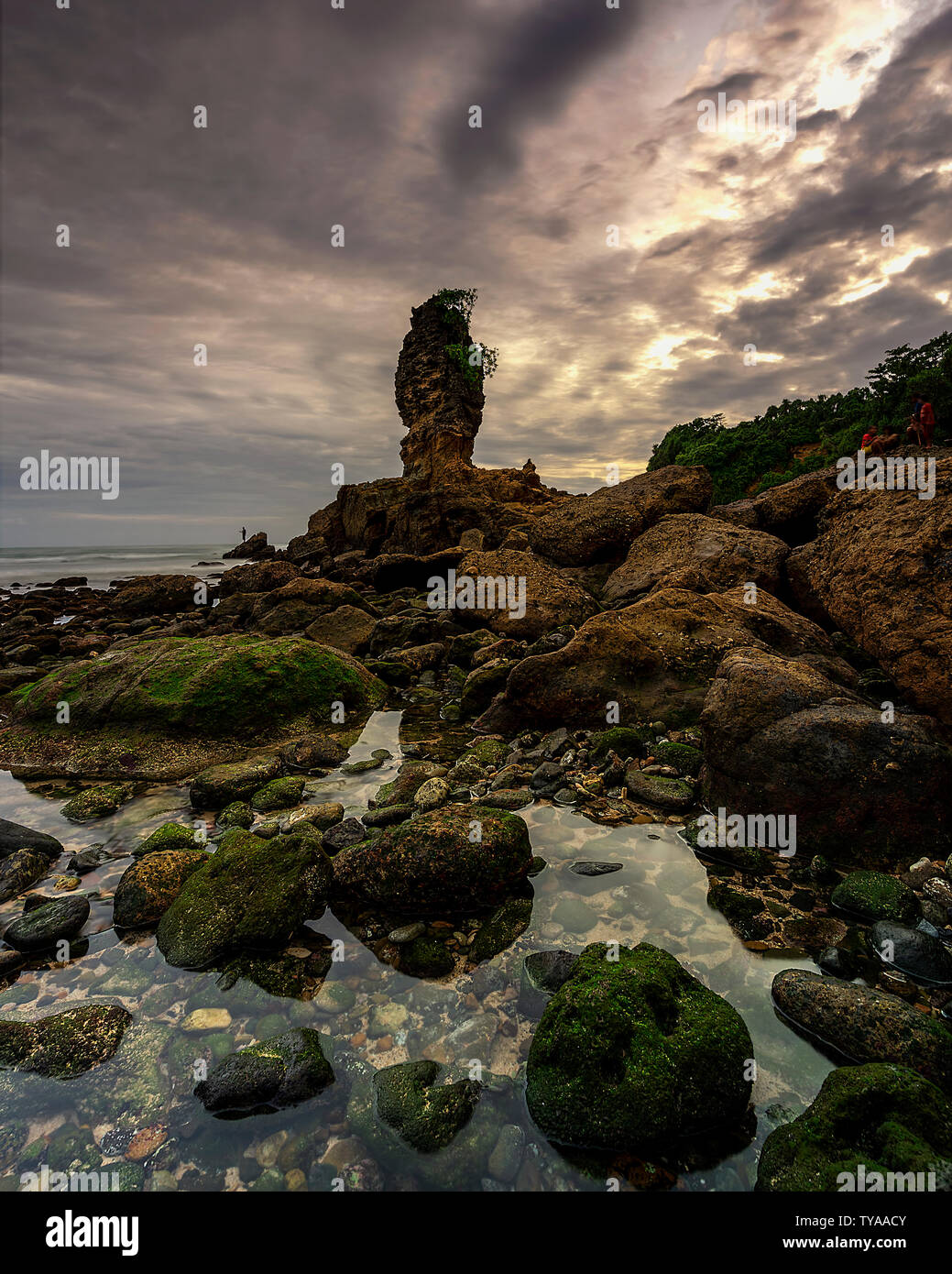 Coucher du soleil à Tirung Beach, l'île de Sumba, Indonésie Banque D'Images