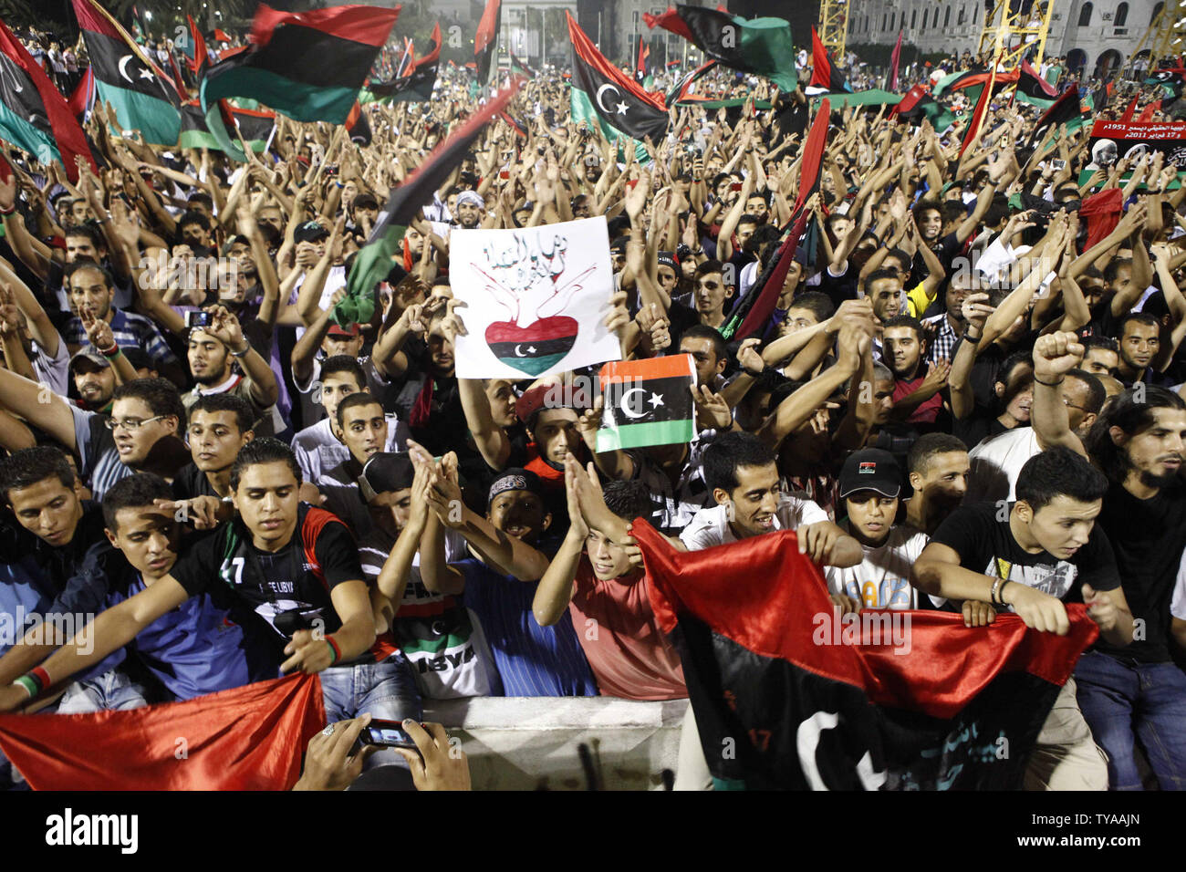 Les libyens célèbrent la chute de Mouammar Kadhafi l'administration à la Place des Martyrs à Tripoli dans la nuit du 30 août 2011, quand le Ramadan a pris fin. UPI/Tarek. Elframawy. Banque D'Images