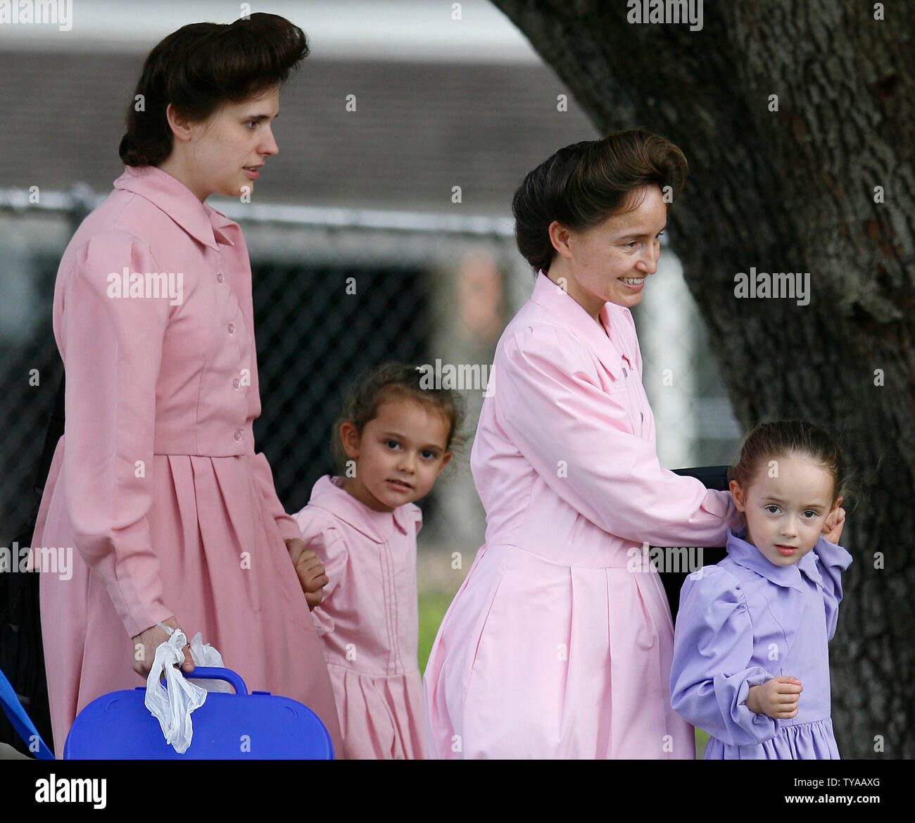 Les femmes et leurs enfants de l'église fondamentaliste de Jésus-Christ des Saints des Derniers Jours (FLDS) marcher hors de l'installation portuaire de Kidz peu après la réunification avec leurs enfants à Liverpool, Texas le 3 juin 2008. Plus de 400 enfants, prises à partir de la secte polygame's ranch il y a deux mois, a commencé à rentrer à leurs parents lundi après qu'un juge s'inclina devant une décision de la Cour suprême de l'état que la saisie n'était pas justifiée. (Photo d'UPI/Aaron M. Sprecher) Banque D'Images