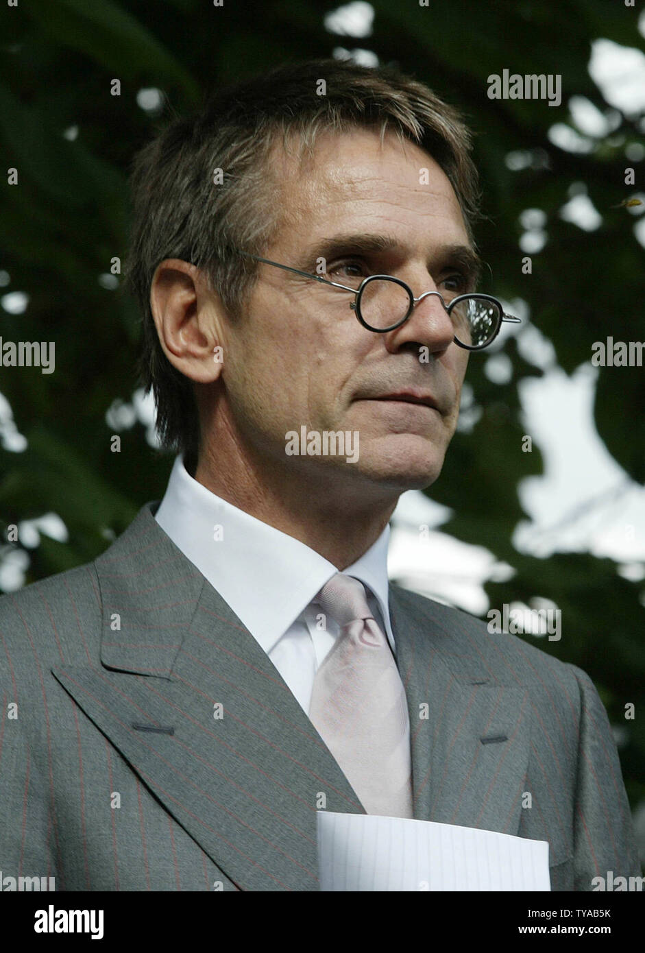 L'acteur britannique Jeremy Irons parle à l'appui de la chasse au renard à une foule de cinq mille manifestants pro hunt alors que le Parlement a voté pour interdire la chasse au renard à travers l'ensemble de la Grande-Bretagne. (Photo d'UPI/Hugo Philpott ) Banque D'Images