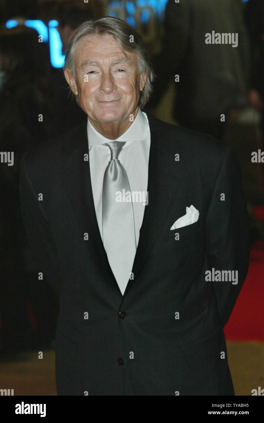 Réalisateur Joel Schumacher arrive à la première mondiale de son nouveau film "Le Fantôme de l'Opéra' à Londres le 6 décembre 2004. (Photo d'UPI/Hugo Philpott) Banque D'Images