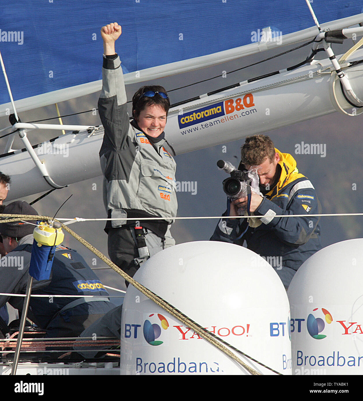 Marin britannique Ellen MacArthur navigue dans le Port de Falmouth, tard hier soir pour terminer son tour du monde voyage dans le monde entier un temps record de 71 jours, 14 heures, 18 minutes et 33 secondes. Cette fois battre le record précédent par le français Francis Joyon est temps par 1jour,18heures et 35 minutes le 8 février 2005. (Photo d'UPI/Hugo Philpott) Banque D'Images