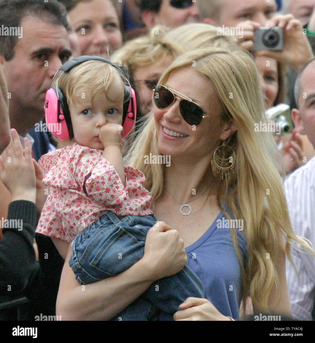 Gwyneth Paltrow, épouse du chanteur de Coldplay Chris Martin, détient sa fille pendant le concert Live 8 à Hyde Park à Londres, Angleterre le 2 juillet 2005. Le concert, qui a eu lieu simultanément dans de nombreuses villes du monde dont Paris, Berlin, Philadelphie et Rome, est destiné à attirer l'attention sur la pauvreté dans le monde à venir de la semaine prochaine réunion du G8 en Ecosse. (Photo d'UPI/David Silpa) Banque D'Images
