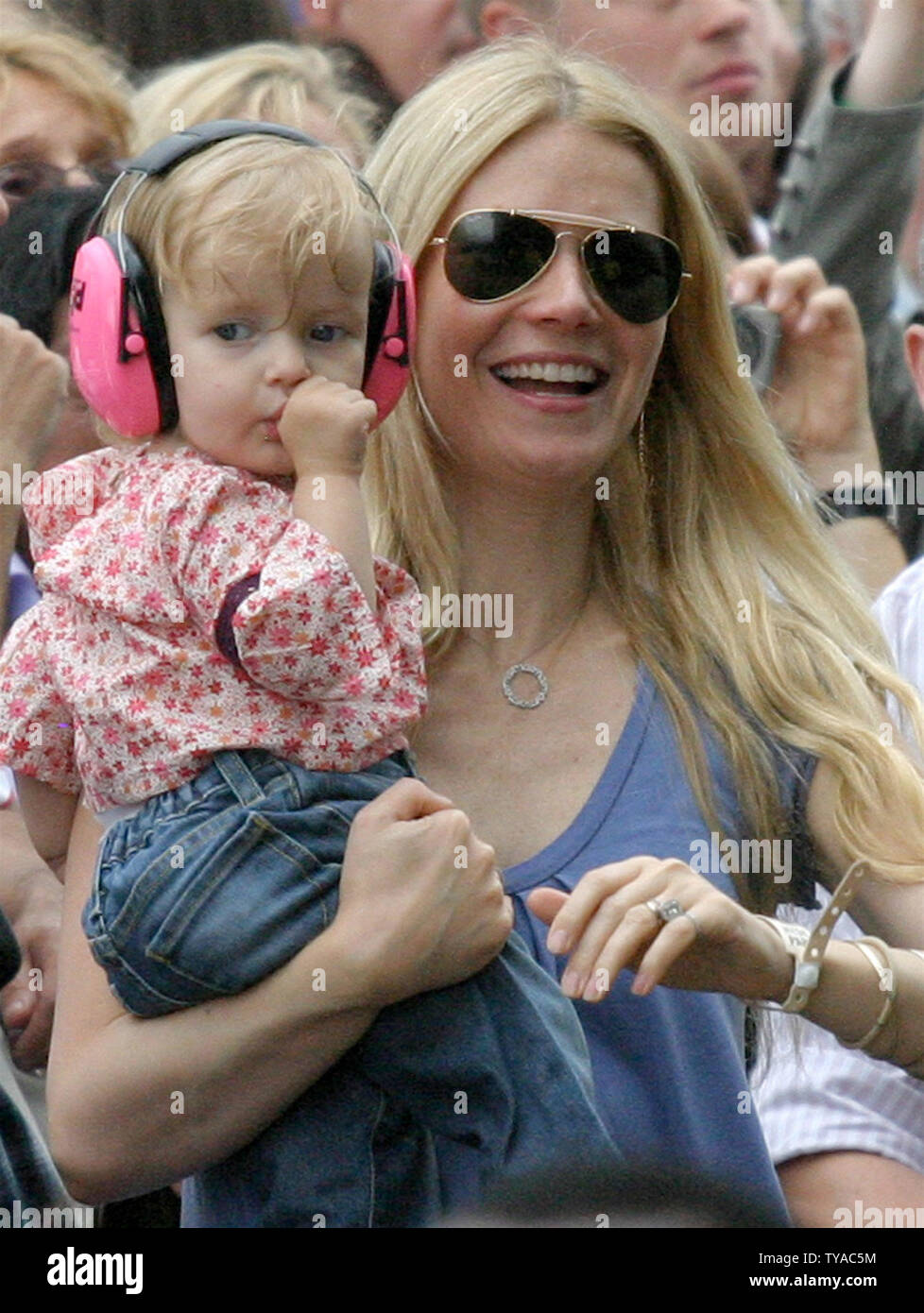 L'actrice Gwyneth Paltrow et son mari Chris Martin montre fille du groupe rock Coldplay effectuer pendant le concert Live 8 à Hyde Park à Londres, Angleterre le 2 juillet 2005. Le concert, qui a eu lieu simultanément dans de nombreuses villes du monde dont Paris, Berlin, Philadelphie et Rome, est destiné à attirer l'attention sur la pauvreté dans le monde à venir de la semaine prochaine réunion du G8 en Ecosse. (Photo d'UPI/David Silpa) Banque D'Images