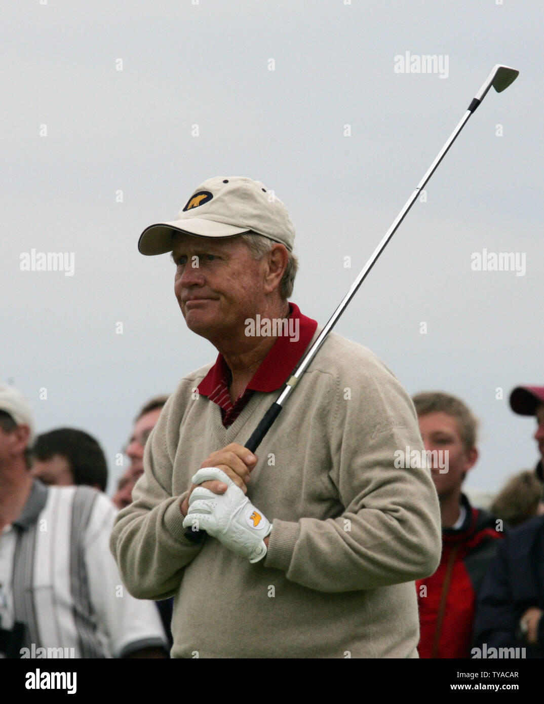 Jack Nicklaus, golfeur américain réfléchit à son coup sur la première journée à la 2005 British Open golf championship sur le old course de Saint Andrews en Écosse le 14 juillet 2005. (Photo d'UPI/Hugo Philpott) Banque D'Images