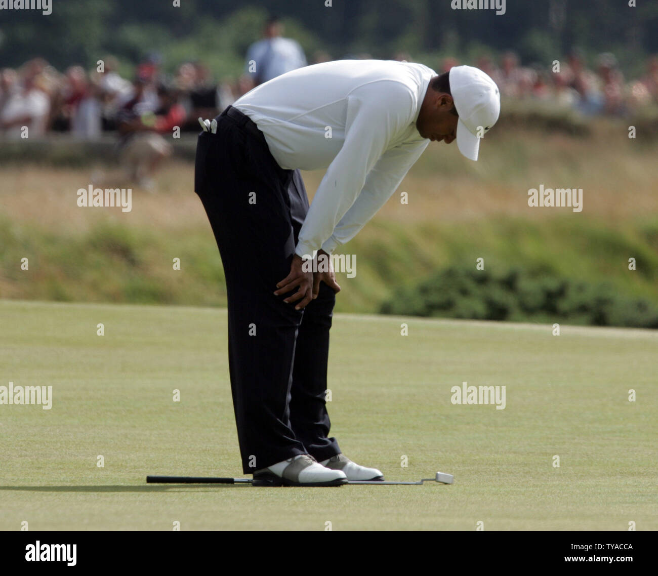 Le golfeur américain Tiger Woods rate un birdie sur le premier trou en au troisième tour au British Open Championship sur le Old Course de St Andrews le 16 juillet 2005. (Photo d'UPI/Hugo Philpott) Banque D'Images