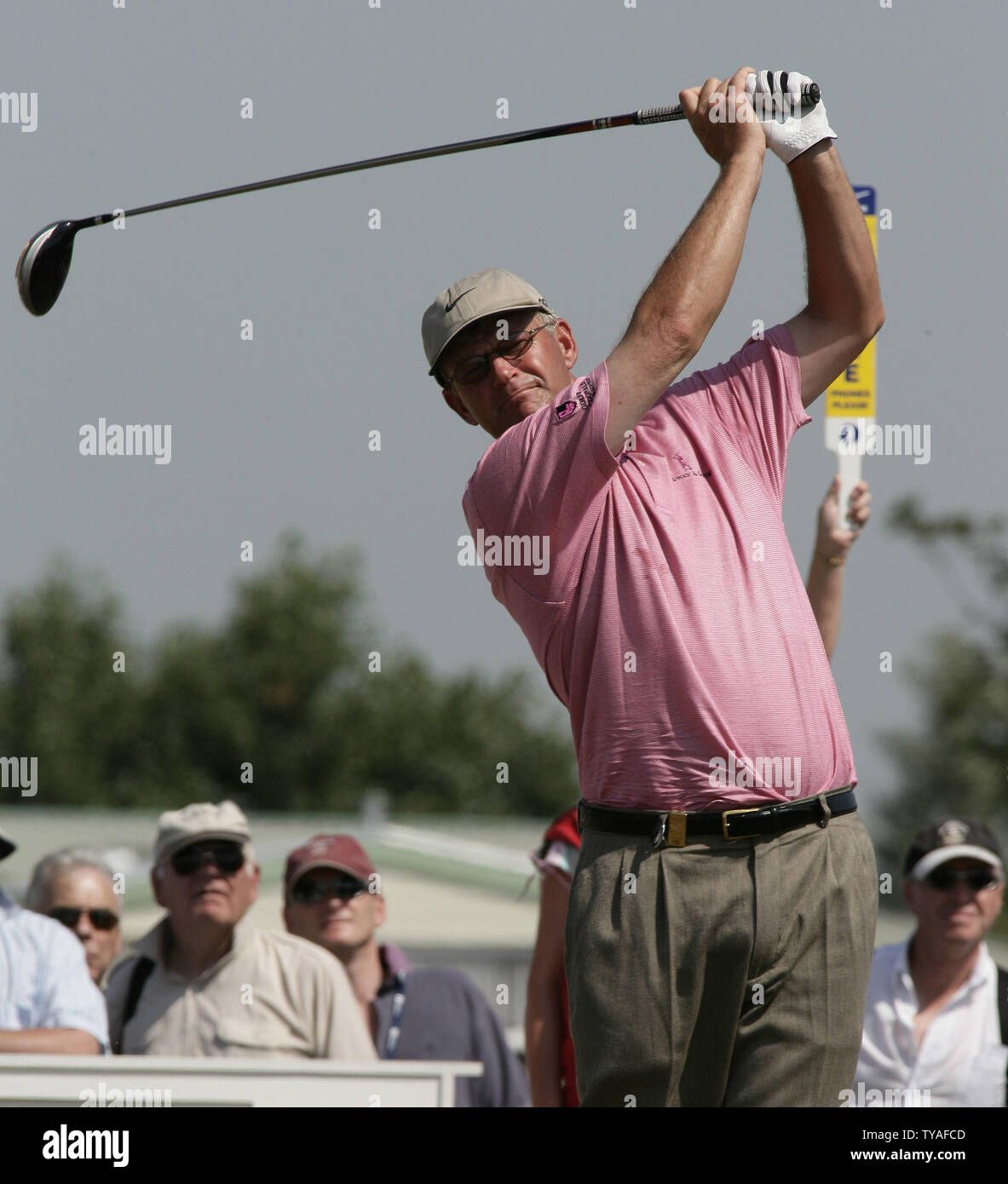 Scotland's Sandy Lyle durs la balle au cours de sa pratique sur le Royal Liverpool golf club dans le 135e British Open Championship en Hoylake le 19 juillet 2006. (Photo d'UPI/Hugo Philpott) Banque D'Images