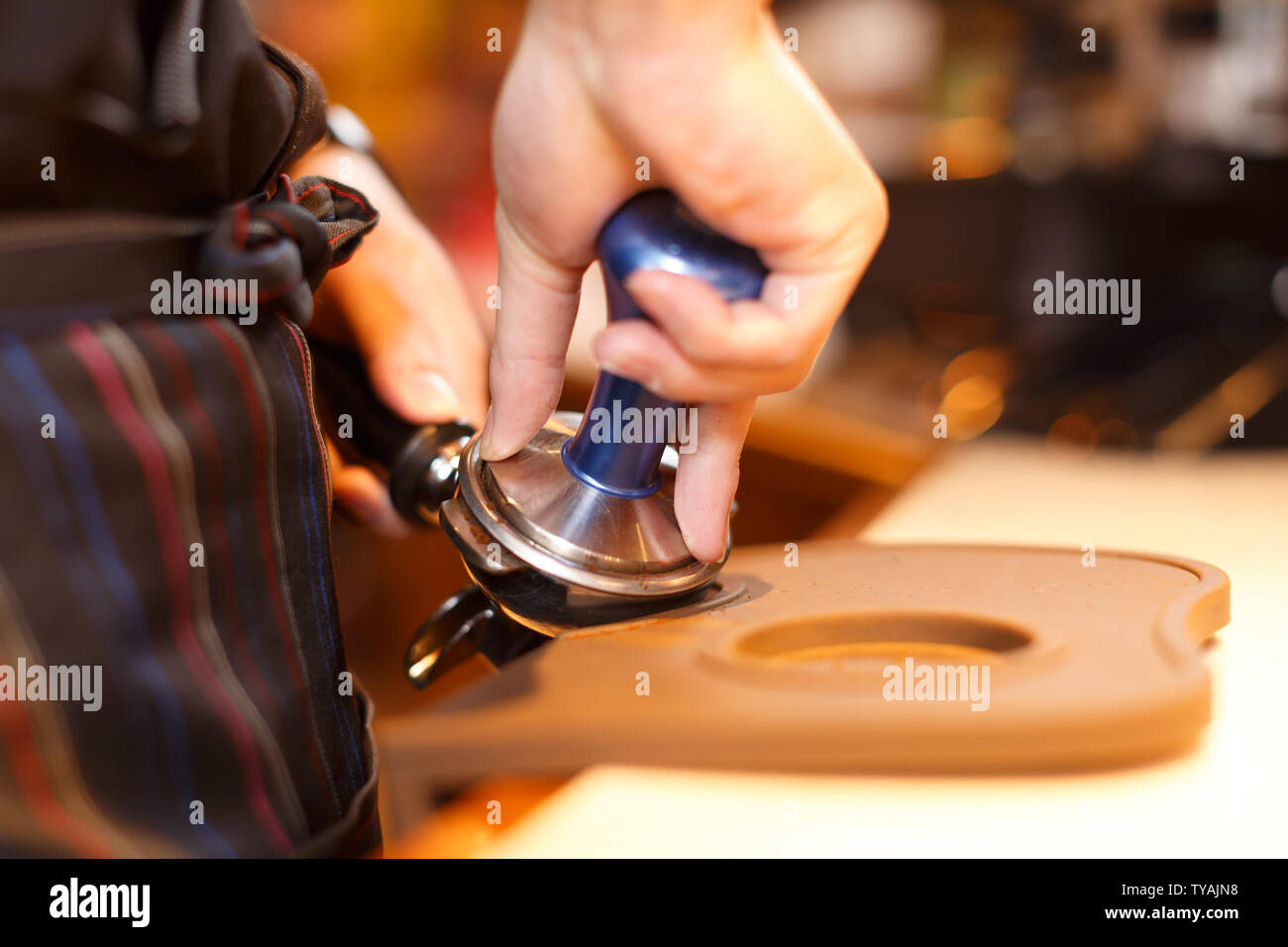 Portrait et serveuse waiter serving in cafe Banque D'Images